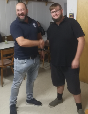 Lukas Schröttle für seine erfolgreich abgschlossenen MTA beglückwünscht