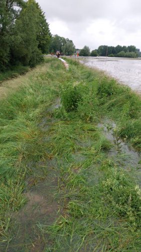 Das Wasser läuft über den Deich ins Richtung bebaute Flächen